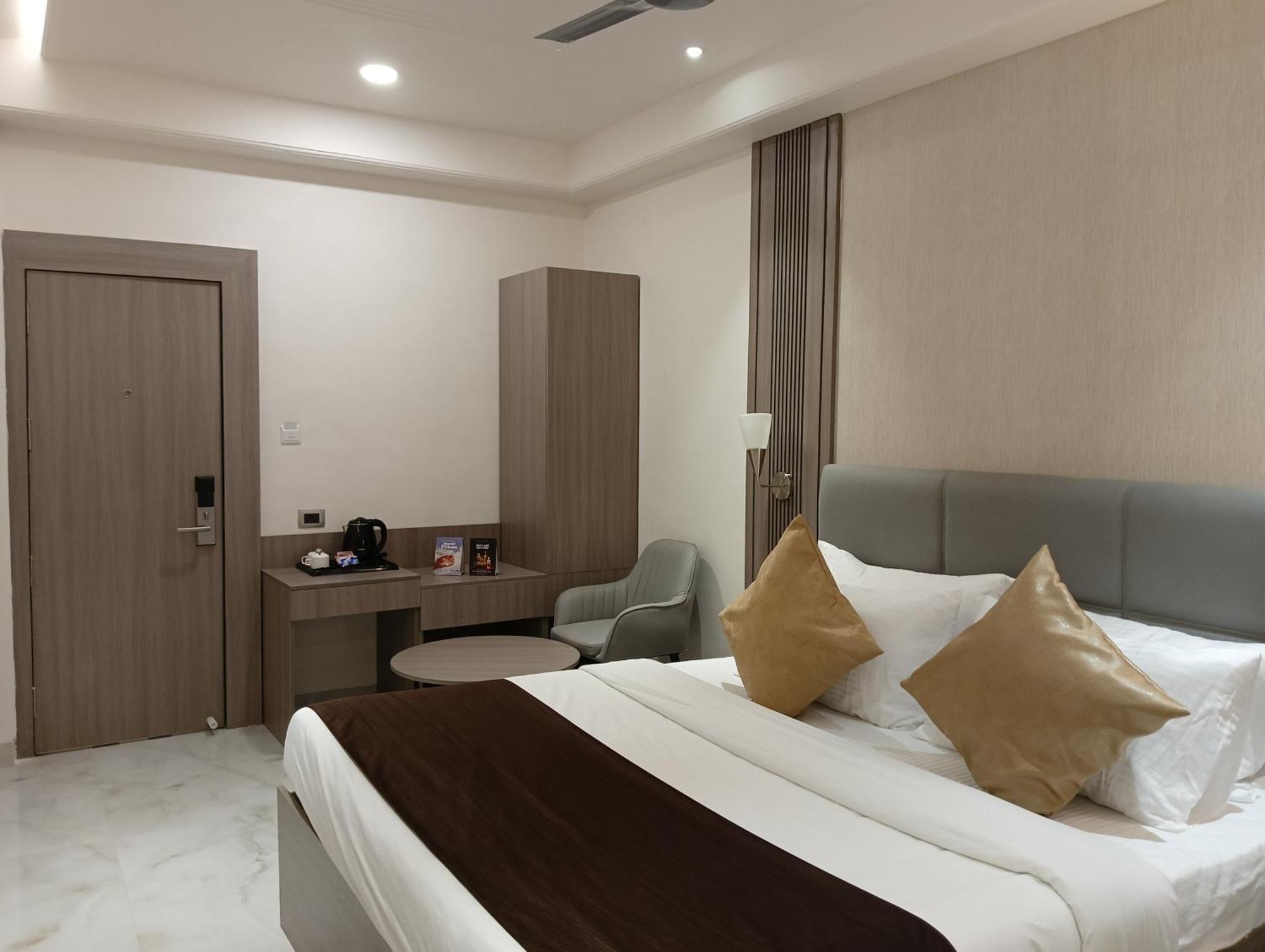 Bk Castles Hotel Jabalpur Extérieur photo